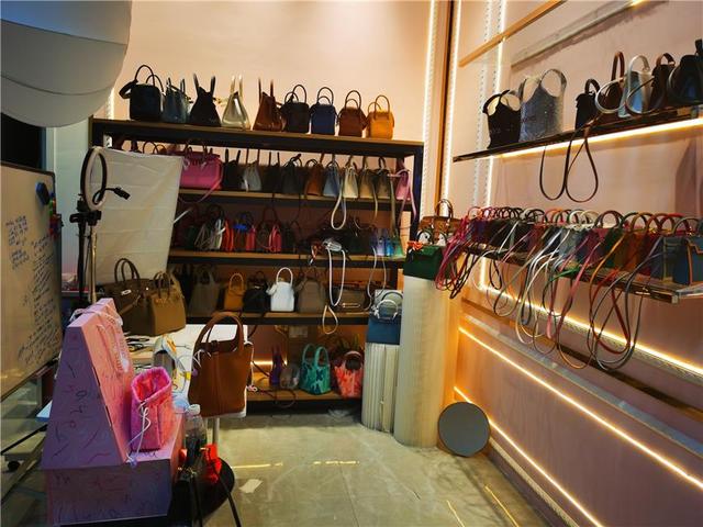 廣州箱包專業(yè)市場(chǎng) 線上轉(zhuǎn)型助力國(guó)內(nèi)大循環(huán)